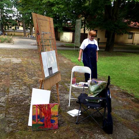 Vikend slikarska delavnica je potekala v parku v Radencih. Udeleženci slikarske delavnice so slikali naravo po opazovanju. Mentorica je izkušena akademska slikarka.