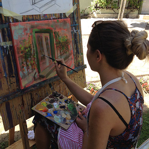 V poletnih slikarskih delavnicah in poletnem tečaju slikanja se naučite zakonitosti mešanja barv. Spoznate tehniko slikanja z akrilnimi in oljnimi barvami na slikarsko platno.
