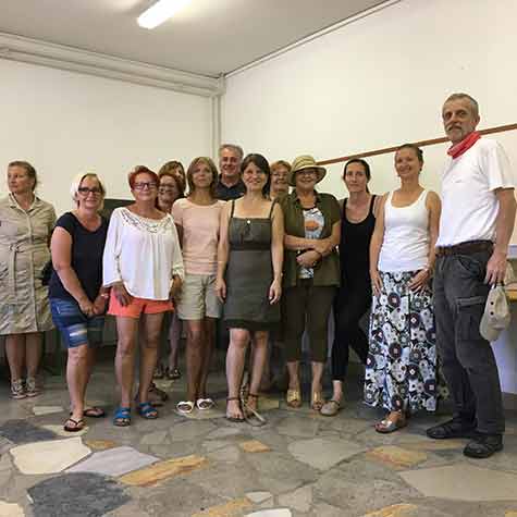Udeleženci poletne slikarske delavnice v vasici Podgorje v slovenski Istri z mentorjema delavnice. 