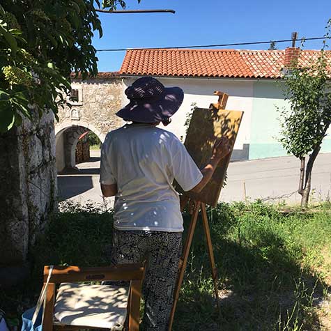 Udeleženci tokratne slikarske delavnice se družijo v različnih slikarskih in risarskih delavnicah ter tečajih, ki jih vodi mentorica.