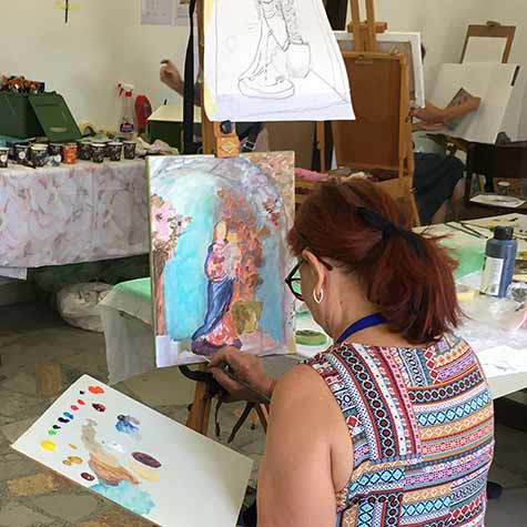 Udeleženka poletne slikarske delavnice Podgorje 2022, ki ga organizira Tečaj risanja in slikanja Maribor.