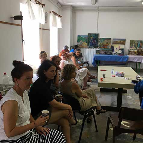 Ustvarjalne počitnice za odrasle potekajo vsako leto v slovenki Istri. Udeleženci poletne šole pridobivajo nova slikarska znanja in izkušnje, poletna šola je namenjena tako začetnikom kot že veščim ljubiteljem slikanja. 