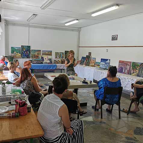 Slikanje, risanje in likovno ustvarjanje za odrasle, ki je strokovno vodeno (dva mentorja) poteka v poletnih mesecih v slovenski Istri.