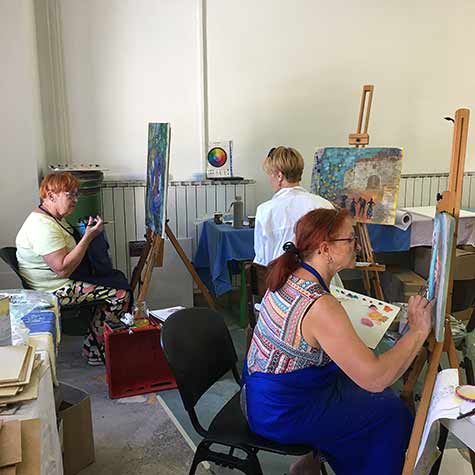 Tečaj slikanja in risanja se poleti preseli za tri dni v poletni atelje, v istrsko vas Podgorje, kjer potekajo slikarske delavnice zunaj in tudi v notranjem ateljeju v stari šoli.