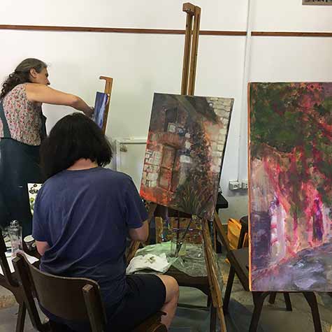 Slikarski tečaj za odrasle v poletnih mesecih je namenjen odraslim ljubiteljem slikarstva in umetnosti. V tečaju pridobite osnovna znanja in izkušnje za nadaljnjo slikarsko delo.