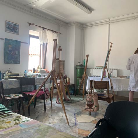 Poletna slikarska delavnica je namenjena vsem tistim, ki si želijo ustvarjati z različnimi slikarskimi materiali in prosti čas preživljati v kreativnem okolju pod strokovnim mentorstvom.