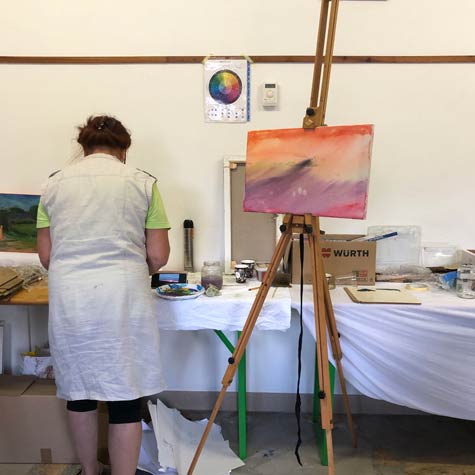 V poletni slikarski šoli za odrasle udeleženci nadgrajujejo svoja znanja in veščine slikarstva. Od realizma se preko modernizmov po želji odmikajo k iskanju svoje individualne slikarske govorice.