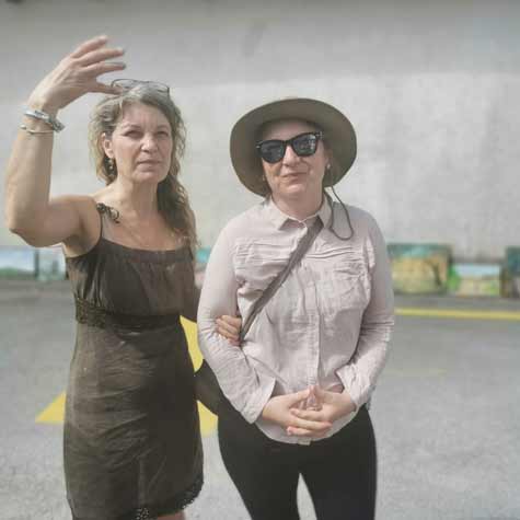Tadeja in Natalija v Poletni slikarski šoli.