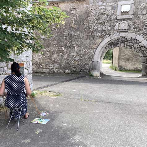 Bernarda med slikanjem po opazovanju v Poletni slikarski šoli.