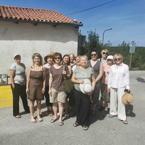 Poletna slikarska šola - Odrasli ljubitelji slikanja so pod strokovnim vodstvom dveh mentorjev ustvarjali v vasici Podgorje v slovenski Istri.