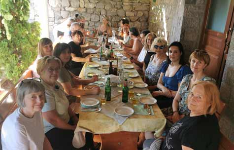Poletna slikarska šola je potekala v odmaknjeni vasici Podgorje. V nekaj ustvarjalnih dneh je bilo dovolj časa za učenje in pridobivanje novih veščin risanja in slikanja.