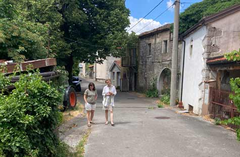 Vas Podgorje kjer poteka strokovno vodeno poletno slikarsko druženje odraslih ljubiteljev slikanja.