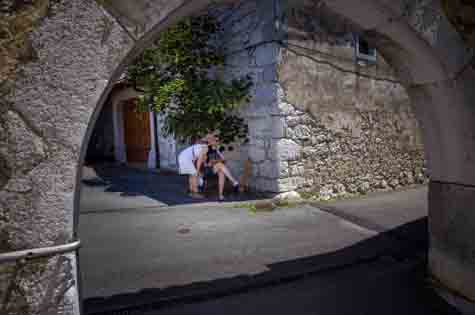 Poletna slikarska delavnica za odrasle v slovenski Istri, poudarek je bil na opazovanju svetlobe, kompoziciji, mešanju in nanašanju barv na slikovno ploskev.