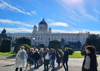 Z udeleženci letnega tečaja risanja in slikanja za odrasle ljubitelje slikarstva smo si ogledali razstave v Umetnostnozgodovinskem muzeju (Kunsthistorisches Museum) na Dunaju.