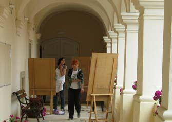 Postavitev razstave Poletne slikarske šole v Dvorcu Rakičan 2014.