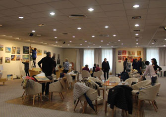 Udeleženci slikarskega tečaja in slikarskih delavnic postavljajo razstavo slik v Art kavarni hotela Mercure City, Maribor, 2019. Razstavljene slike so nastale v tečaju risanja in tečaju slikanja ter v celodnevnih slikarskih delavnicah.
