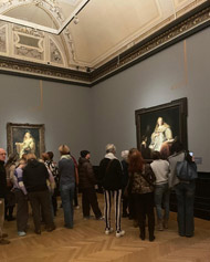 Fotografija prikazuje ljubitelje slikarstva in udeležence slikarskega tečaja, ki so z navdušenjem obiskali razstavo: Rembrandt in Hoogstraten.