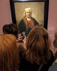 Fotografija prikazuje udeležence slikarskega tečaja, ki so si ogledali razstavo Rembrandt in Hoogstraten; Barva in Iluzija v Dunajskem muzeju umetnostne zgodovine.
