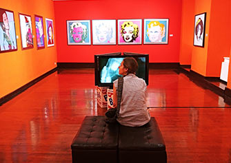 Ob zaključku šolskega leta tedenskih delavnic in tečaja slikanja smo si  ogledali razstavo grafik Andy-ja Warhol-a v Gradu Lendava.