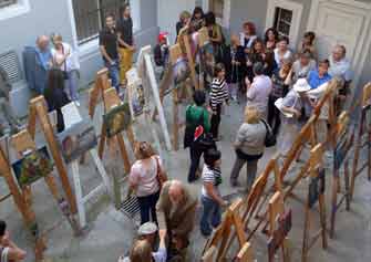 Prva razstava Tečaja slikanja v sklopu Živih Dvorišč v času Festivala Lent, Maribor.