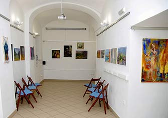 Udeleženci slikarskega tečaja so se predstavili z razstavo slik v Galeriji RRRudolf v Mariboru.