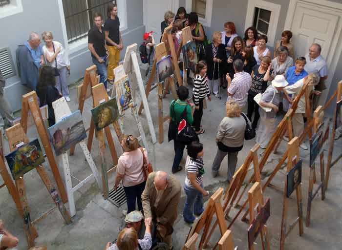 Tečaj slikanja Maribor je imel prvo razstavo v okviru Živih dvorišč junija 2013 na Slovenski ulici v  Mariboru.