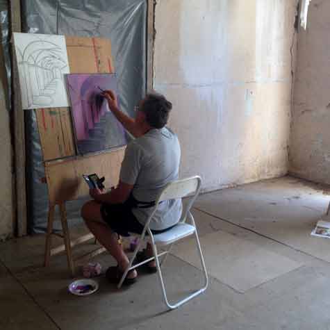 Slikanje v poletnem slikarskem tečaju poteka v prijetnem ustvarjalnem vzdušju.