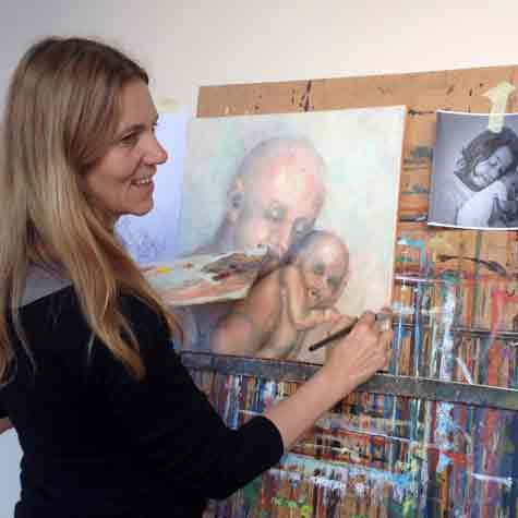 Aleksandra med slikanjem v Poletni slikarski šoli 2017. Večdnevno intenzivno slikarsko učenje in ustvarjanje v poletni šoli omogoča iskanje in približevanje osebnemu izrazu v slikarstvu.