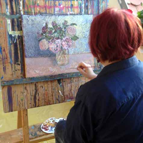 V poletni slikarski šoli se seznanite z različnimi slikarskimi tehnikami. Slikamo tudi z jajčno tempero na platno.