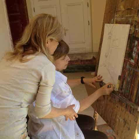 Poletna slikarska šola je intenzivno slikarsko učenje in ustvarjanje pod vodstvom dveh mentorjev, akademskih slikarjev.