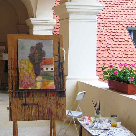 Slikarska šola je namenjena aktivnim ljubiteljskim ustvarjalcem, ki želijo artikulirati svoj slikarski izraz.