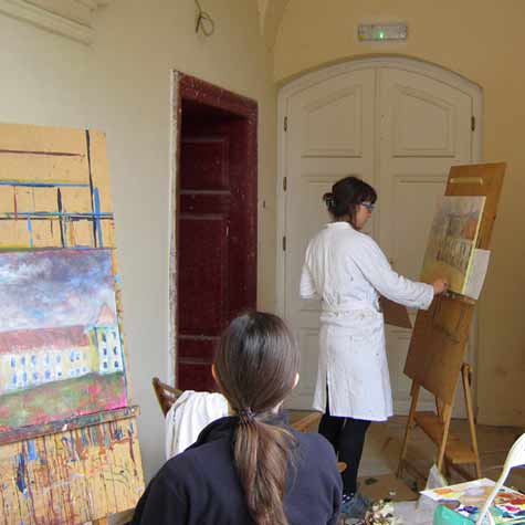 Slikarski tečaj – šola slikanja in risanja v kateri se srečate s slikarskimi pravili, teorijo in prakso, poteka v aktivno sproščenem duhu v Dvorcu Rakičan.