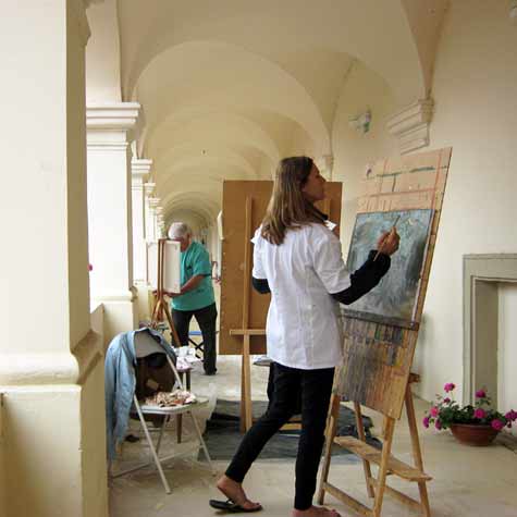 Aleksandra med slikanjem v slikarki šoli Dvorca Rakičan.