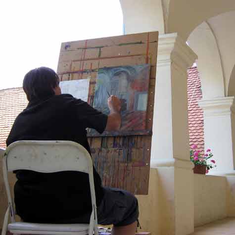 Slikarsko učenje med štiridnevno slikarsko šolo poteka individualno, vsak najde svoj kotiček Dvorca Rakičan v katerem slikarsko raziskuje.