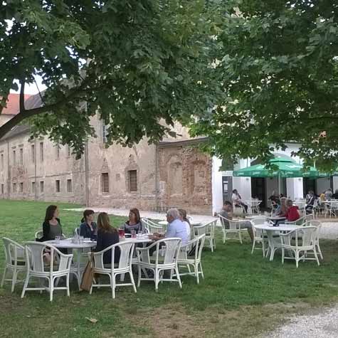 Slikarska šola v Dvorcu Rakičan so lahko aktivne počitnice v prelepem okolju Dvorca.