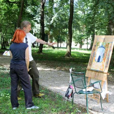 Slikarsko ustvarjenje v slikarski šoli je vrnitev veselja v naše življenje. Podajanje slikarskih znanj poteka tako individualno in kot skupinsko. Slikarska šola skozi učenje slikanja in risanja vrača veselje ob odkrivanju novih slikarskih znanj.