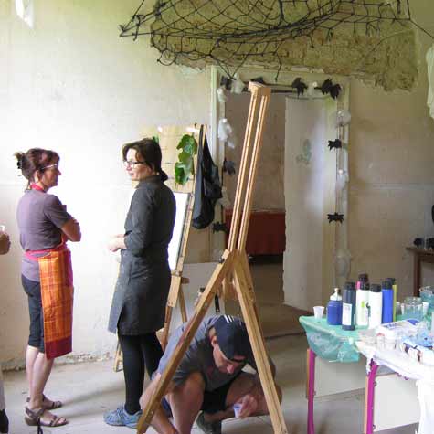 Slikarska šola organizira intenzivni tečaj risanja in tečaj slikanja v različnih terminih od maja do oktobra. 