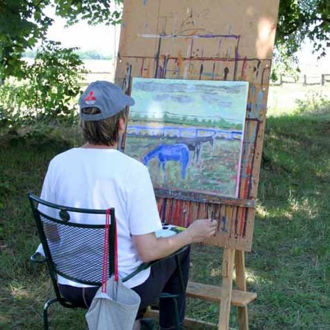 Slikarski tečaj uči slikati po opazovanju v naravi. Bernarda slika z oljnimi barvami na platno motiv konjev v Parku Dvorca Rakičan. Slikanje je potekalo  v  času Poletne slikarske šole.