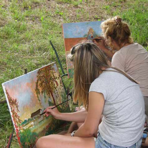 Slikarska šola poteka sproščeno in veselo v idiličnih prostorih. Poletna slikarska šola 2014 je potekala v Dvorcu Rakičan in v njegovem grajskem parku. 