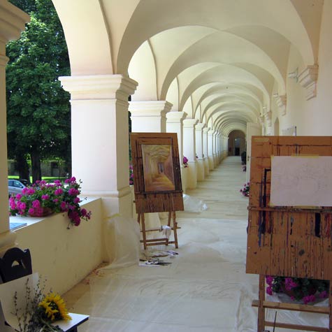 Tečaj risanja in tečaj slikanja v romantičnem grajskem okolju Dvorca Rakičan je prava izbira za aktivno preživljanje prostega časa. Tečaj je potekal v okviru Poletne slikarske šole.